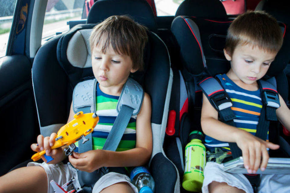 Crianças Brincando durante Viagem. Via: Google imagens