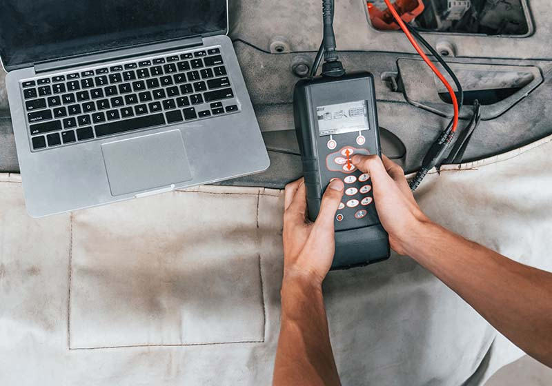 Mecânico conferindo injeção eletrônica