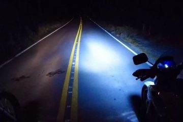 Moto dirigindo na rodovia à noite