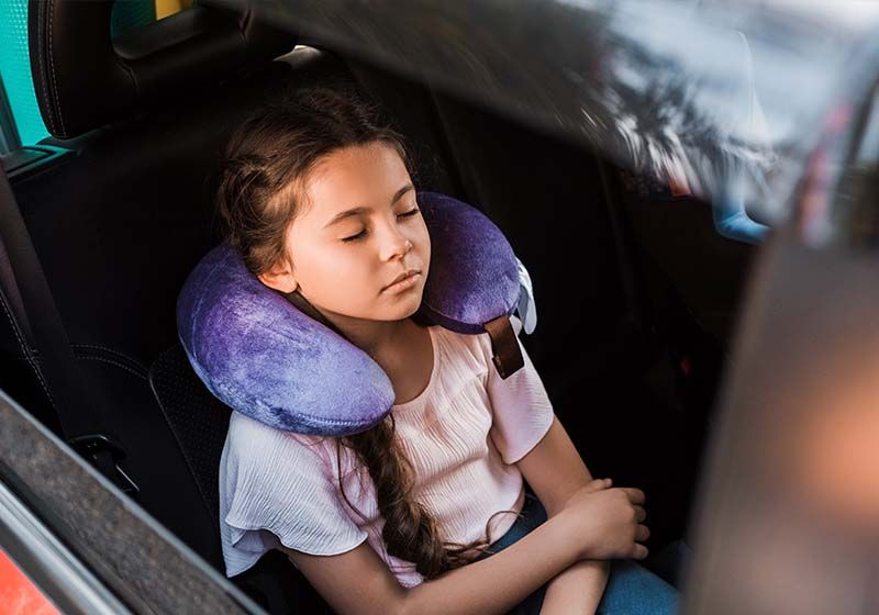 menina dormindo no carro