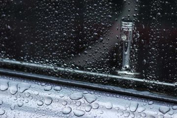 carro molhado com água da chuva